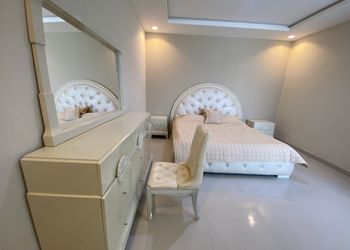 شاليه بصالة مطلة على المسبح 
