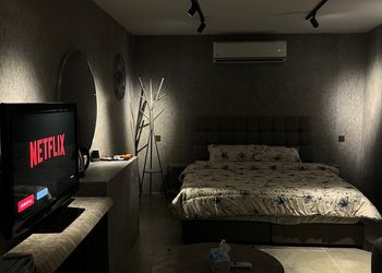استديو بتصميم هادئ وسرير مريح 