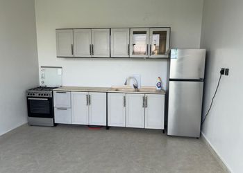 شاليه بمسطح اخضر ومسبح