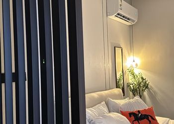 استديو بأثاث مريح وبسيط 