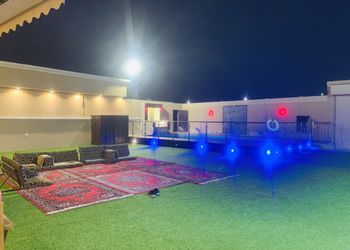 استراحة بمجلس واسع وفناء خارجي 