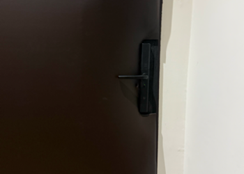 استديو بأثاث مريح وبسيط