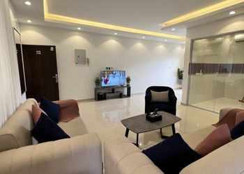 شقة بجلسة خارجية وثلاث غرف نوم 