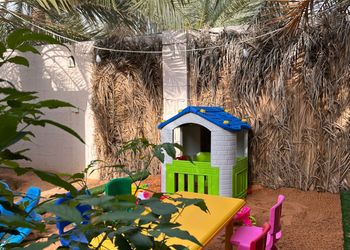 استراحة بمسطح اخضر وجلسة خارجية