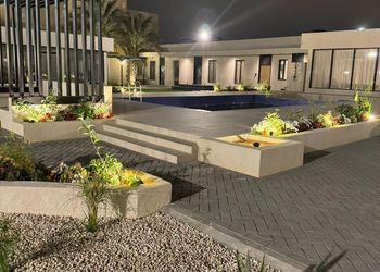 شاليه بمسطح اخضر وجلسة خارجية 