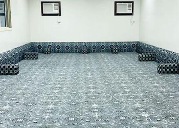 استراحة بجلسة مطلة على مسبح 