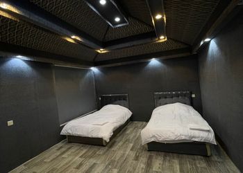 استراحة داخل مزرعة ببيت شعر ملكي
