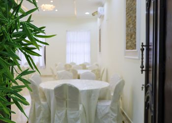 استراحة بألعاب أطفال ومسطح اخضر 