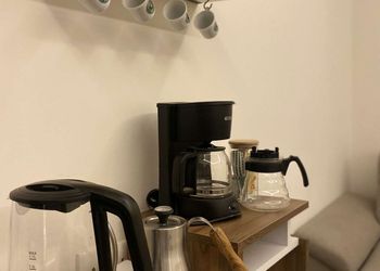 استديو بأثاث مريح وبسيط 