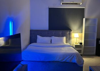 استديو بسرير ماستر وأثاث مريح 
