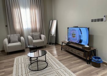 شقة بغرفة معيشة وغرفة نوم 