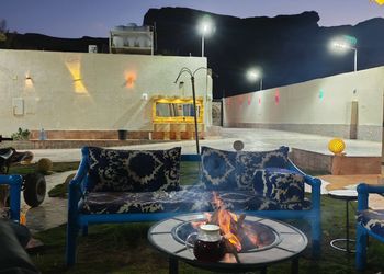 شاليه بمسطح اخضر وجلسة خارجية