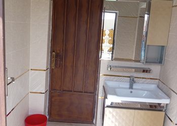 استراحة بمسبح و مسطح اخضر