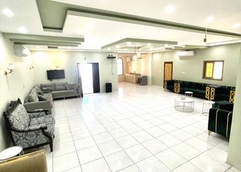 شاليه بمسطح اخضر ومسبح 