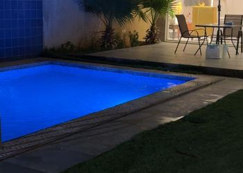 شاليه بمسطح اخضر ومسبح 
