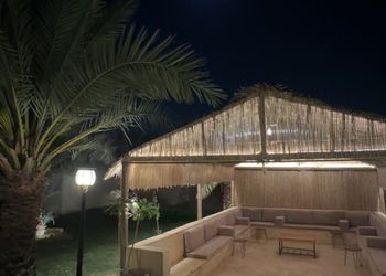 مزرعة بجلسة خارجية واسطبل خيل