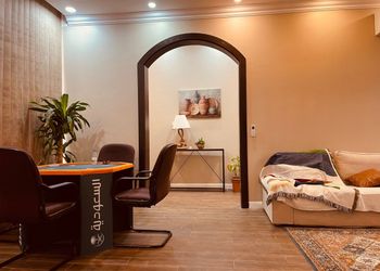 مزرعة بمسطحات خضراء وبيت شعر 