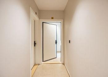 شقة بصالة أنيقة ودخول ذاتي 