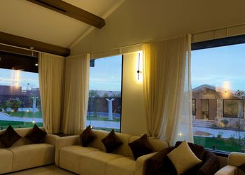 منتجع بمسطحات واطلالة على الجبل