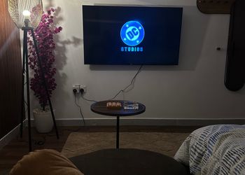 استديو بأثاث مريح وبسيط 