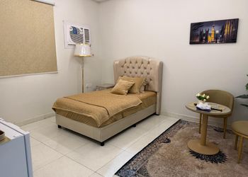 استديو بسرير مفرد وأثاث مريح 