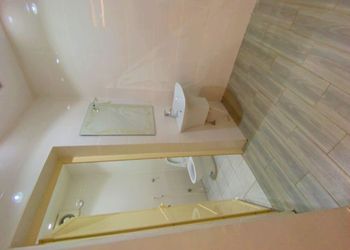 شاليه بجلسة خارجية ومسبح بألعاب 