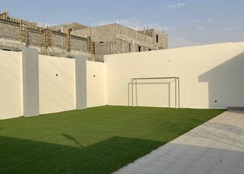 شاليه بمسطح اخضر ومسبح 