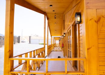 كوخ بمرافق خارجية مشتركة 