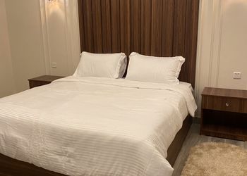 شاليه بجلسة تطل على مسبح خارجي 