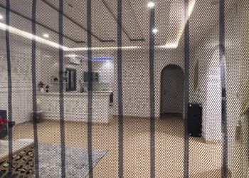 شاليه بجلسة خارجية على المسبح 