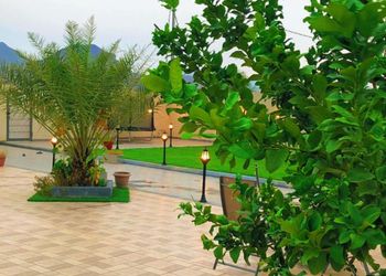 شاليه بجلسة تطل على مسبح خارجي 