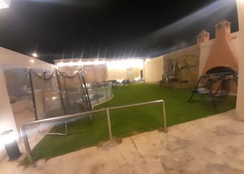 شاليه بجلسة تطل على مسبح خارجي 