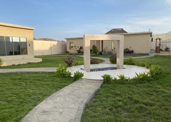 شاليه بصالة مطلة على مسبح 