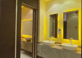 شاليه بمسطح اخضر وجلسة خارجية 