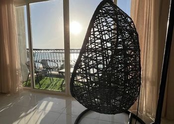 شقة بصالة وثلاث غرف نوم بموقع مميز 
