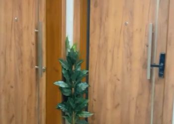شقة بتصميم أنيق وصالة مريحة 