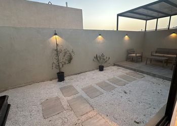 شقة بصالة أنيقة ودخول ذاتي