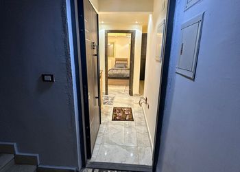 شقة بصالة وثلاث غرف نوم