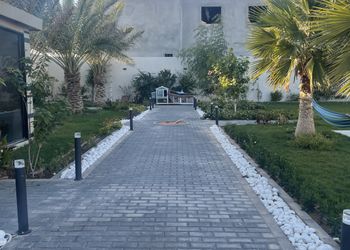 شاليه بمسطح اخضر ومسبح