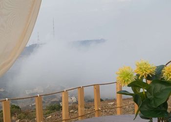 كرفان بجلسة مطلة على الجبل