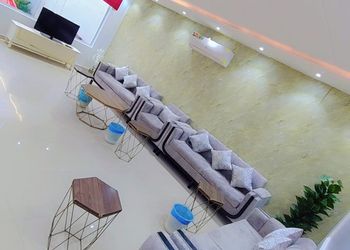 شاليه مع بلكونة ومسبح خارجي 