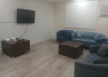 شقة بصالة جلوس وثلاث غرف نوم 