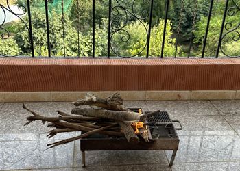 فيلا بصالة مطلة على مزرعة 