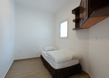 شقة بصالة وجلسة خارجية 