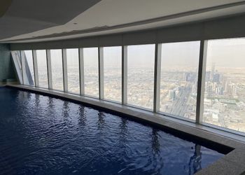 شقة بصالة وبإطلالة على المدينة 