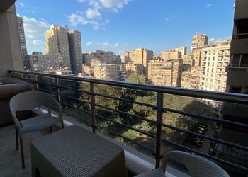 شقة بصالة مريحة وثلاث غرف نوم 