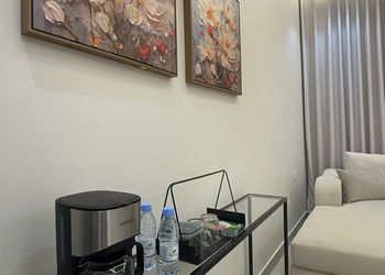شقة بصالة مريحة وجلسة خارجية 