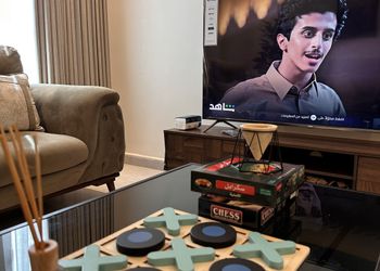 شقة بصالة أنيقة ودخول ذاتي