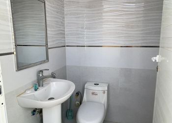 شاليه بمسطح اخضر وجلسة خارجية 