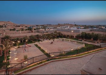 مزرعة بجلسة خارجية واسطبل خيل